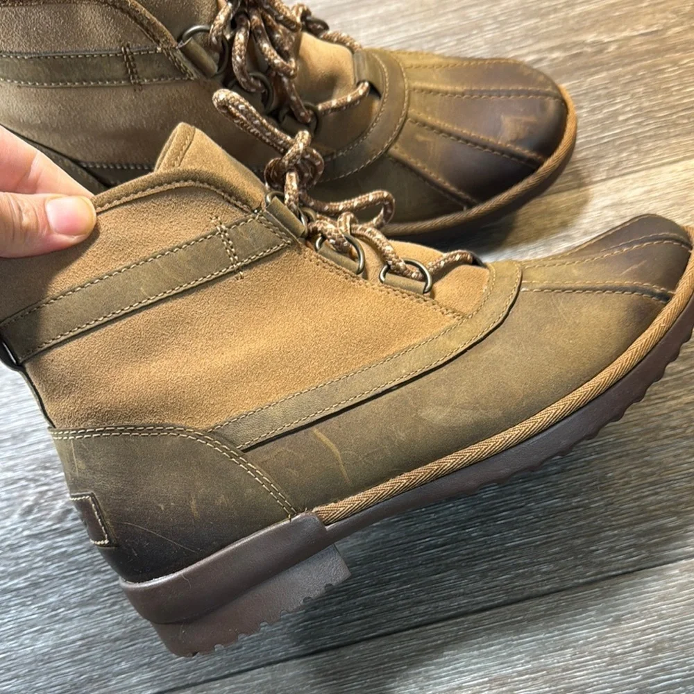 UGG tan leather snow boots woman’s size 10 (b170)